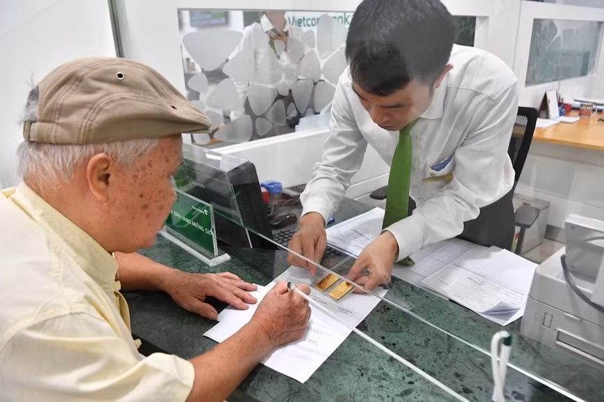 Người dân phản ánh tình trạng khó mua vàng tại các ngân hàng cũng như tại một số cửa hàng của Công ty SJC. Ảnh: Thu Hương