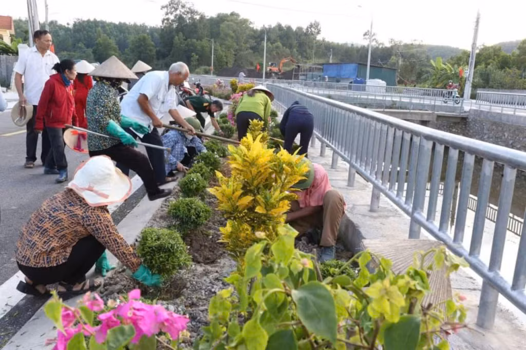Người dân phường Việt Hưng trồng cây trên tuyến đường tổ 1, khu 6.