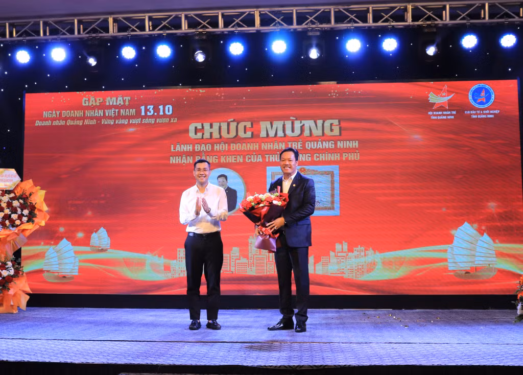 Lãnh đạo Tỉnh Đoàn Quảng Ninh tặng hoa chúc mừng anh Lưu Công Thành, Chủ tịch Hội Doanh nhân trẻ vinh dự được nhận bằng khen của Thủ tướng Chính phủ.
