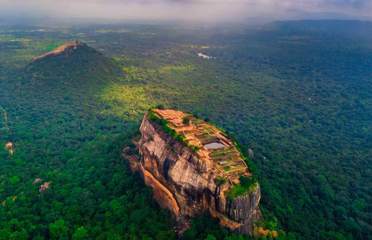 Sigiriya (Sri Lanka) là một ngọn đá khổng lồ cao gần 200m, trên đỉnh là một cung điện dành cho nhà vua, và sau này được sử dụng như một tu viện Phật giáo. Từ Sigiriya bắt nguồn từ Sihagri, có nghĩa là sư tử đá nên nơi đây còn có tên gọi núi đá sư tử hay Lion Rock. Vào năm 1982 công trình này được UNESCO công nhận là di sản thế giới. Để chiêm ngưỡng kiệt tác này, du khách phải leo lên 1.200 bậc thang nhỏ hẹp, cheo leo bên những tảng đá.