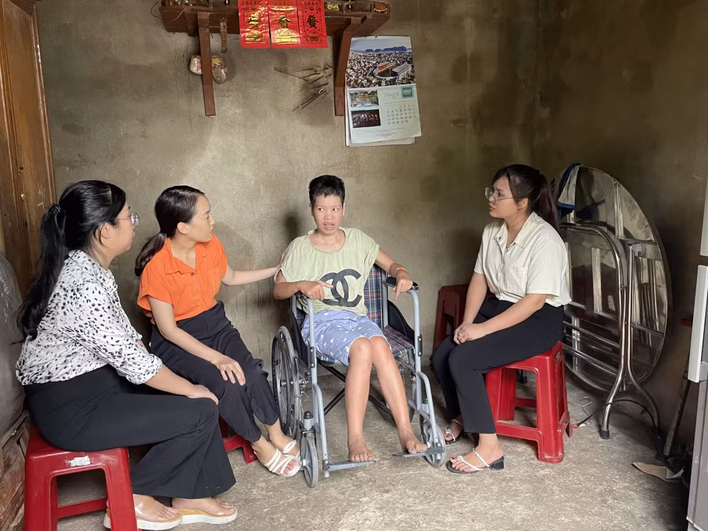 Cán bộ Hội Phụ nữ xã Quảng An (huyện Đầm Hà) thăm hỏi, động viên, vận động xã hội hóa trao tặng xe lăn cho hội viên phụ nữ khuyết tật trên địa bàn.