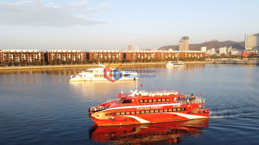 Tuần Châu Express là tuyến vận chuyển hành khách đường biển bằng tàu cao tốc hiện đại đầu tiên khai thác, kết nối vùng di sản Vịnh Hạ Long – Quần đảo Cát Bà. 