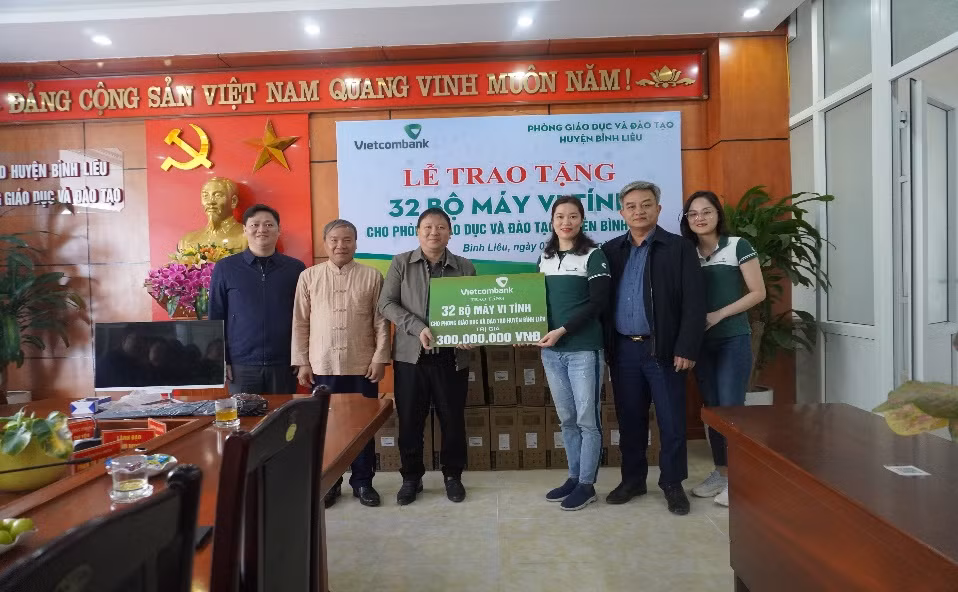 Vietcombank Đông Quảng Ninh trao tặng 30 bộ máy tính cho Phòng Giáo dục huyện Bình Liêu, tỉnh Quảng Ninh.