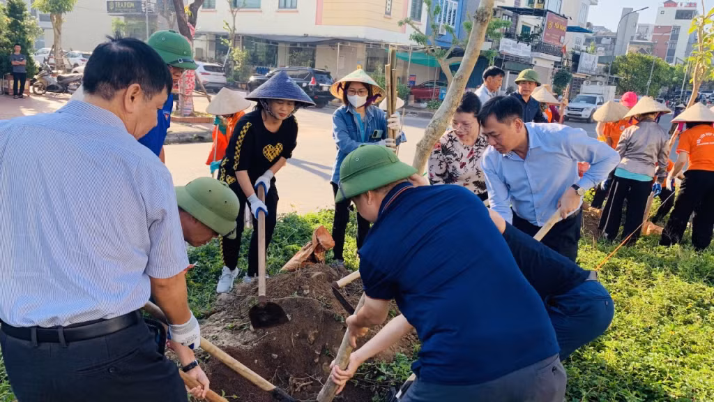 Sáng 5/10, trên 300 cán bộ, đảng viên, nhân dân 11/11 khu phố trên địa bàn phường Cao Thắng tổ chức trồng mới, bổ sung, thay thế trên 100 cây xanh, cây có hoa, trên địa bàn phường.