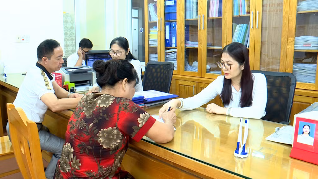Cán bộ phường Cẩm Tây (TP Cẩm Phả) hướng dẫn người dân giải quyết TTHC.