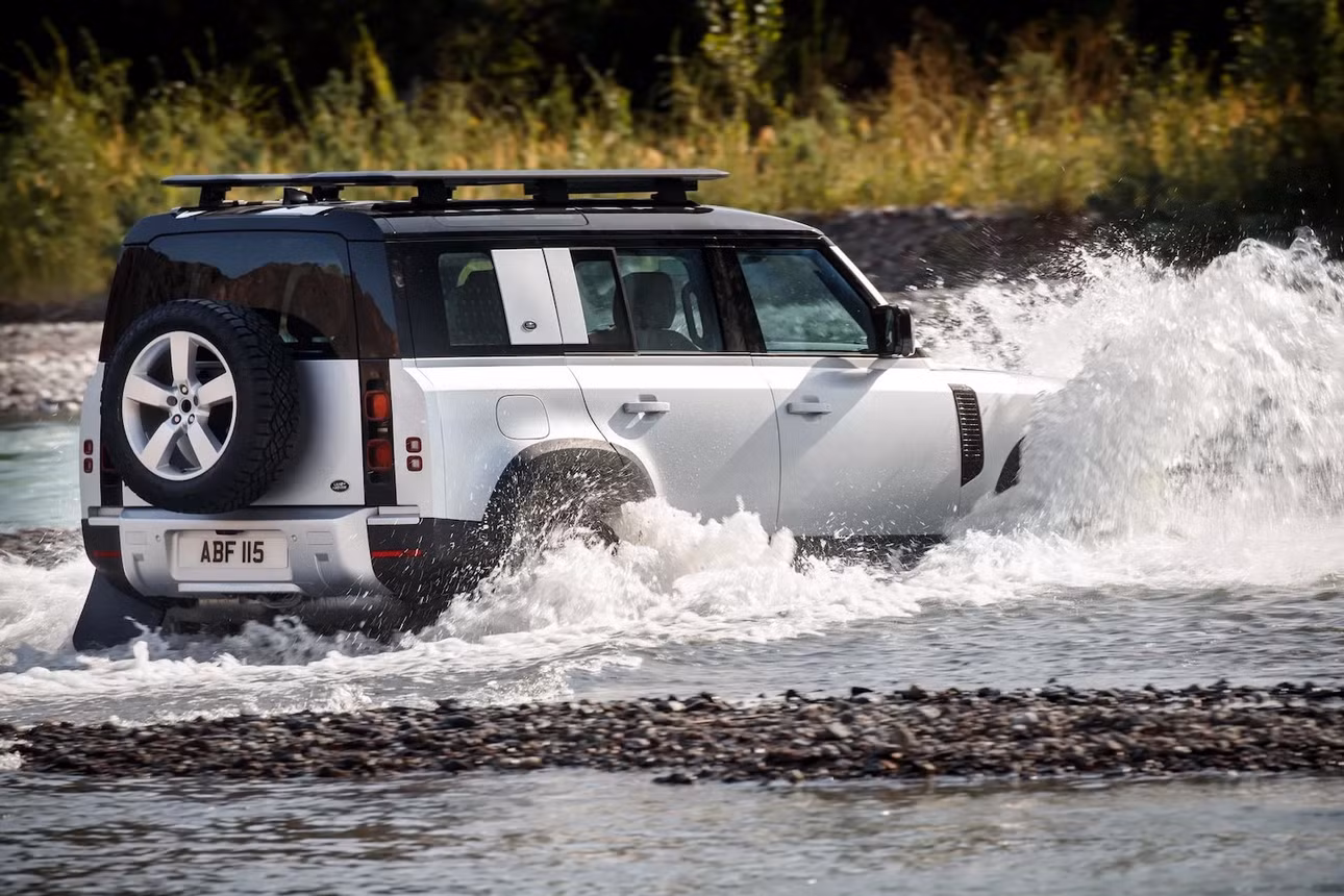 Defender là mẫu SUV địa hình hàng đầu thế giới. Ảnh: Carscoops