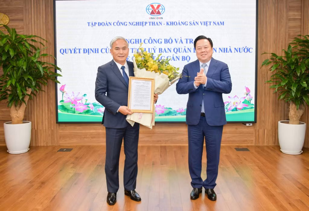 Đồng chí Nguyễn Hoàng Anh, Ủy viên BCH Trung ương Đảng, Chủ tịch Ủy ban quản lý vốn Nhà nước tại doanh nghiệp trao quyết định bổ nhiệm chức vụ Thành viên HĐTV cho đồng chí Vũ Anh Tuấn. Ảnh TKV cung cấp