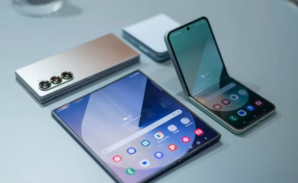 Các mẫu flagship Samsung như Z Fold6, Z Flip6 đến các dòng giá rẻ đều đã có 5G. Ảnh: Xuân Sang.