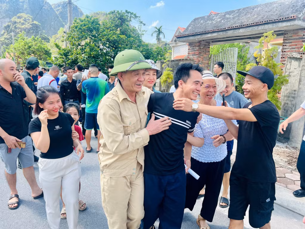 Nụ cười hạnh phúc trên gương mặt của người được đặc xá trở về trong vòng tay người thân, bạn bè.