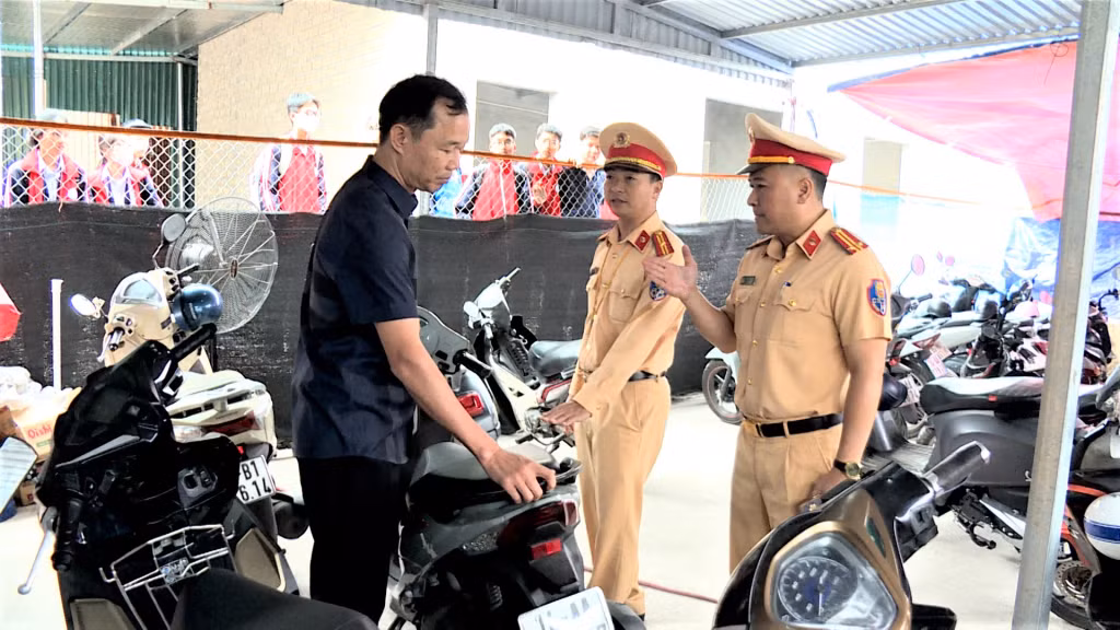 Đội CSGT-TT Công an Thành phố phối hợp chính quyền địa phương kiểm tra 1 điểm trông xe trái phép trên địa bàn phường Hà Khánh, TP Hạ Long.