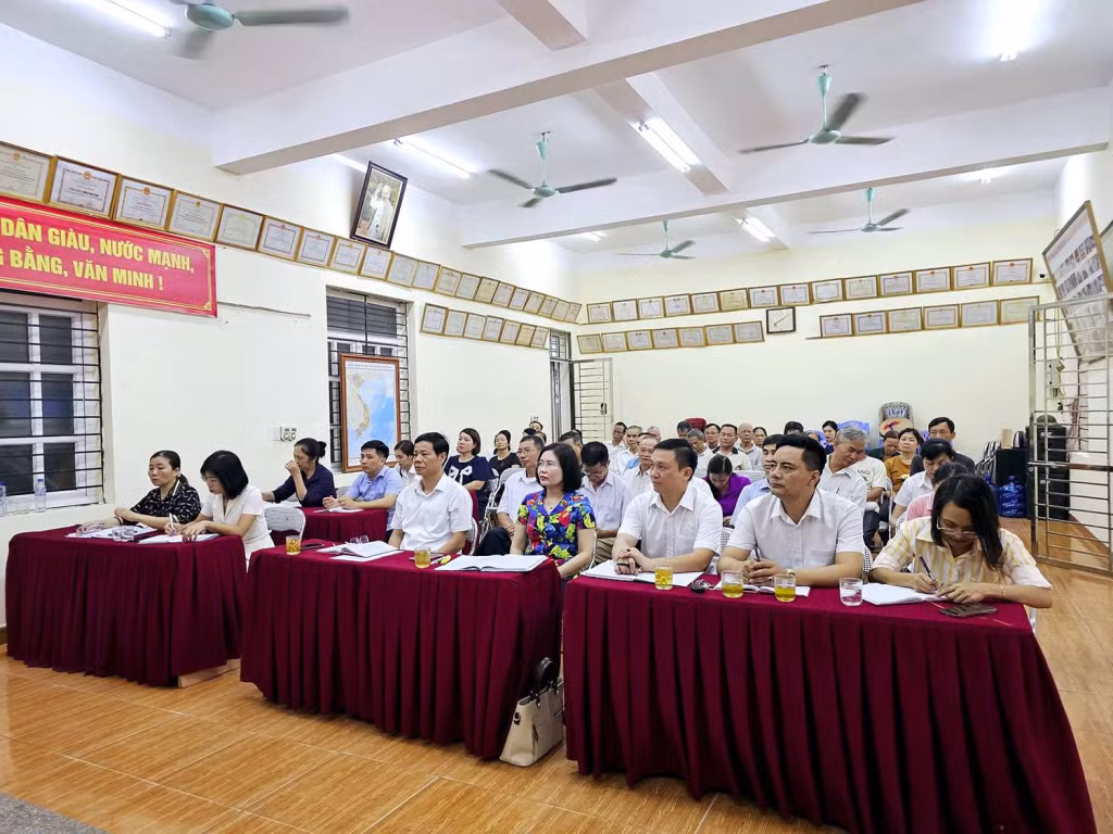 Đồng chí Phạm Tuấn Đạt, Phó Bí thư Thành uỷ, Chủ tịch UBND thành phố Uông Bí (hàng đầu, thứ 3 từ tráng sang phải) đã tham dự buổi sinh hoạt chi bộ thường kỳ tại khu 9, phường Quang Trung.