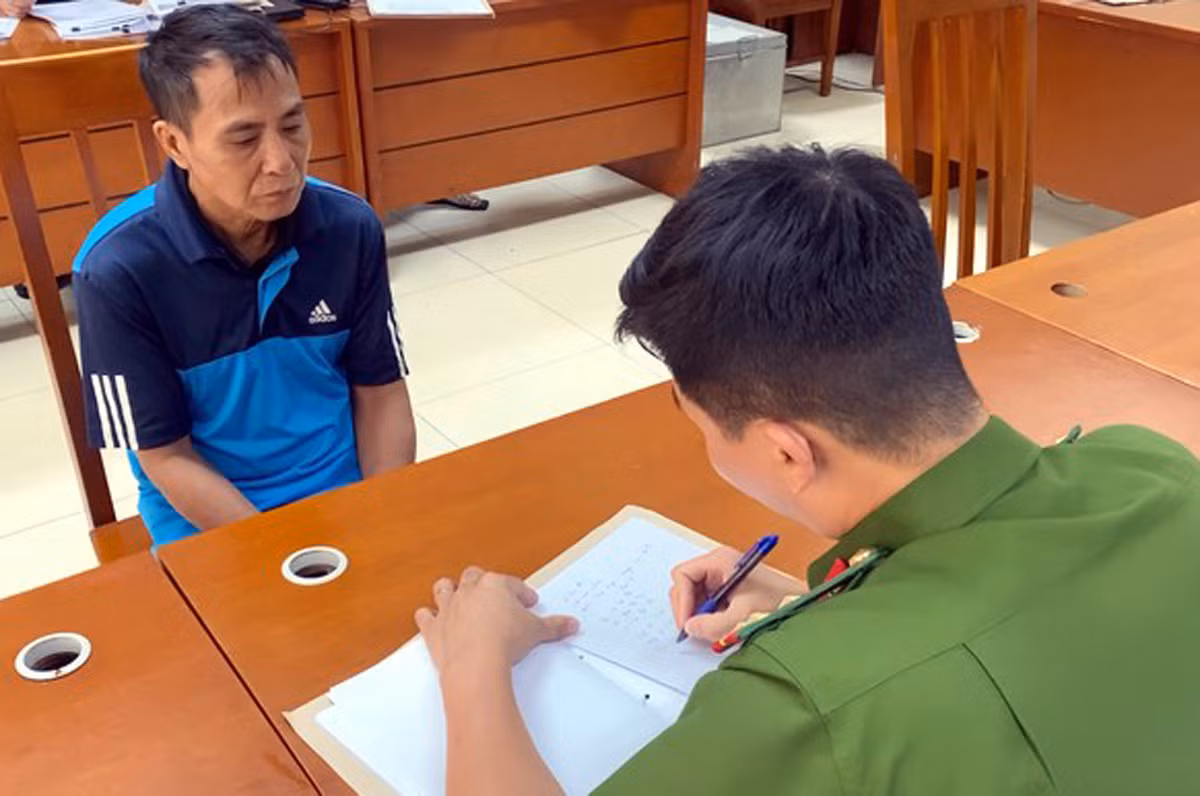 Đối tượng Lê Quý Nho tại cơ quan công an. Ảnh: CACC
