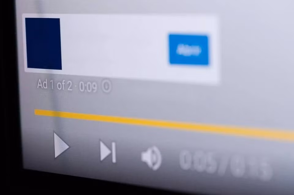 Chẳng bao lâu nữa, quảng cáo trên YouTube sẽ không còn bộ đếm ngược thời gian để nhấn nút bỏ qua. Ảnh: Alamy.