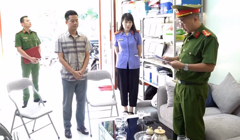 Cơ quan Cảnh sát điều tra Công an tỉnh Lạng Sơn ra Quyết định khởi tố vụ án, khởi tố bị can đối với Nguyễn Minh Tuấn về hành vi Làm giả tài liệu của cơ quan, tổ chức.