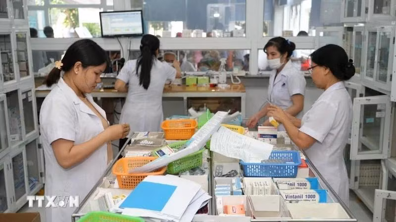 Cấp phát thuốc cho bệnh nhân. (Ảnh: TTXVN)