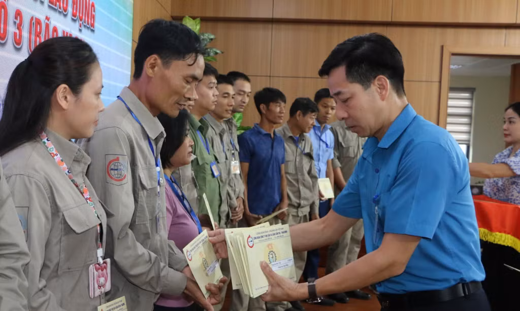 Đầu tháng 10 vừa qua, Công ty Kho vận và Cảng Cẩm Phả đã tổ chức trao kinh phí cho người lao động bị ảnh hưởng của bão số 3.