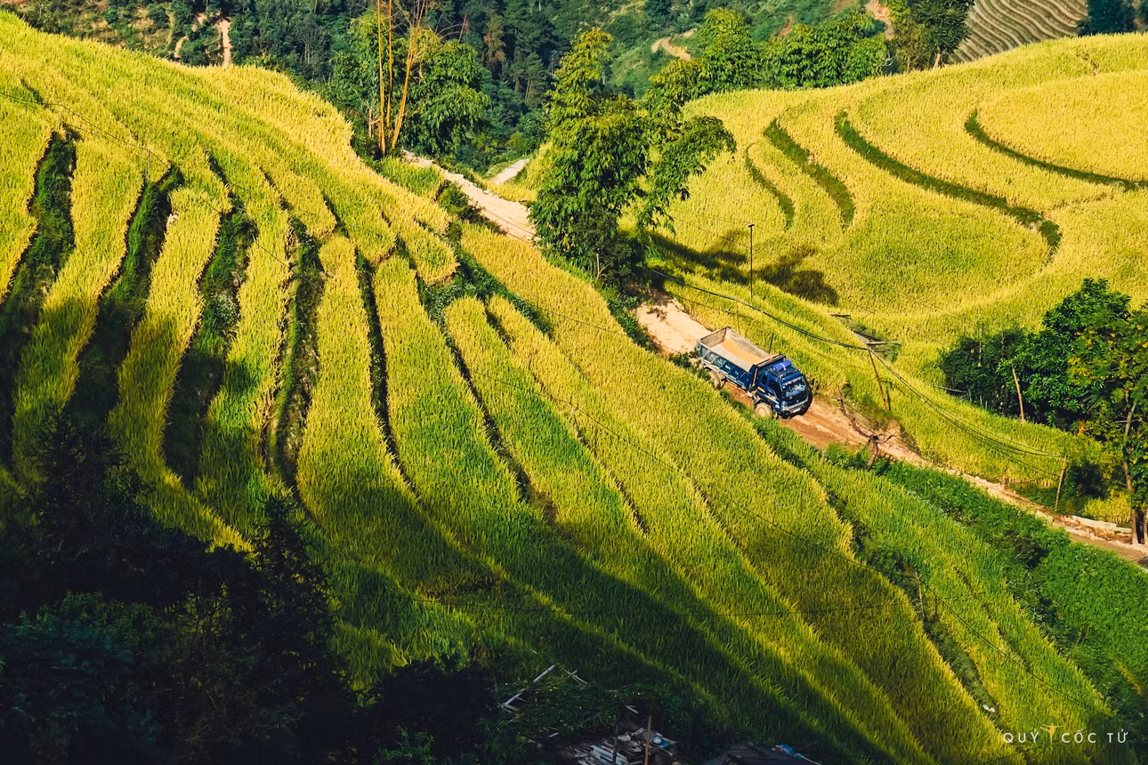 Từ Mù Cang Chải, Yên Bái, anh Hải An phượt xe máy qua đèo Ô Quy Hồ tìm lên mảnh đất vùng biên Si Ma Cai, Lào Cai với những thửa ruộng bậc thang xếp tầng cao ngất trời. “Tây Bắc sau 5 năm vừa gần gũi thân thương vừa mới lạ mê hoặc. Hành trình tuy chóng vánh nhưng thật sự là chuyến hành hương tuyệt đẹp về miền ký ức”, anh Hải An tự sự.