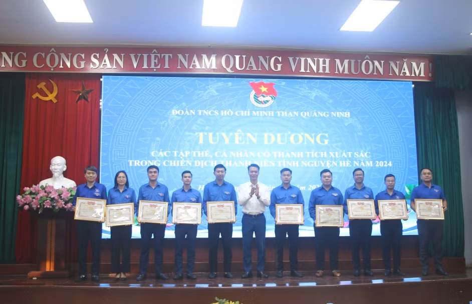 Các tập thể, cá nhân có thành tích xuất sắc trong Chiến dịch Thanh niên tình nguyện hè năm 2024 được nhận giấy khen của Đoàn Than.