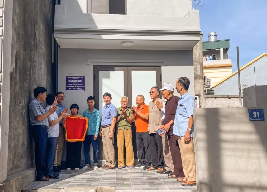 Hội Bảo trợ NKT&amp;TMC tỉnh, đại diện các đơn vị tài trợ tham gia lễ khánh thành nhà ở cho gia đình bà Trần Thị Huế (khu phố 3, phường Phong Cốc, TX Quảng Yên).