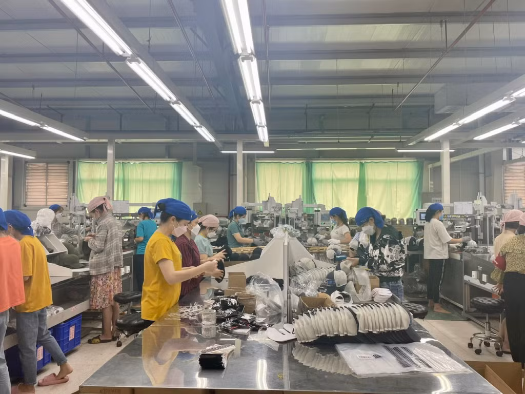 Gia công sản phẩm tại Công ty TNHH Dệt may Weitai Hạ Long (KCN Việt Hưng).