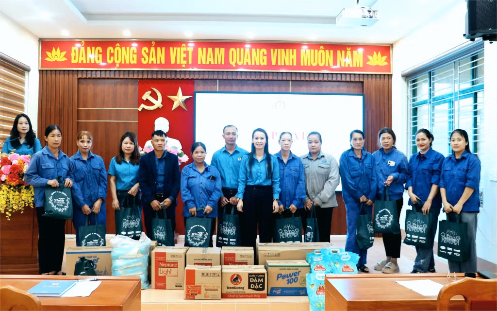 Lãnh đạo LĐLĐ huyện Vân Đồn trao quà hỗ trợ của các nhà tài trợ cho đoàn viên, người lao động bị thiệt hại do bão số 3.