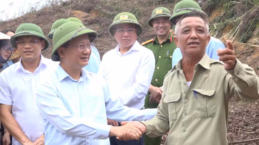 Ông Cao Tường Huy, phó Bí thư Tỉnh uỷ, Chủ tịch UBND tỉnh thăm, trao tiền hỗ trợ của tỉnh cho các gia đình bị bão số 3 gây thiệt hại tại huyện Ba Chẽ.