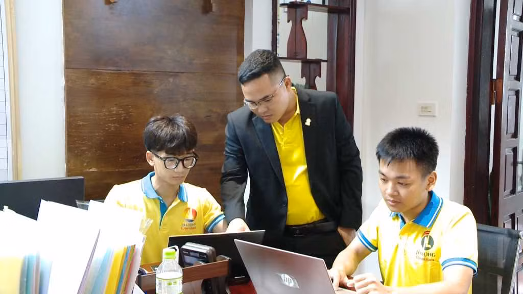 Công ty CP Du lịch mở Hạ Long (TP Hạ Long) đầu tư đưa các phần mềm vào hoạt động quản lý, kinh doanh. Ảnh: Ngọc Trâm