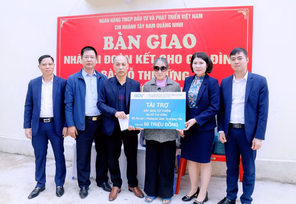 Đại diện BIDV chi nhánh Tây Nam Quảng Ninh bàn giao nhà đại đoàn kết cho gia đình có hoàn cảnh khó khăn.