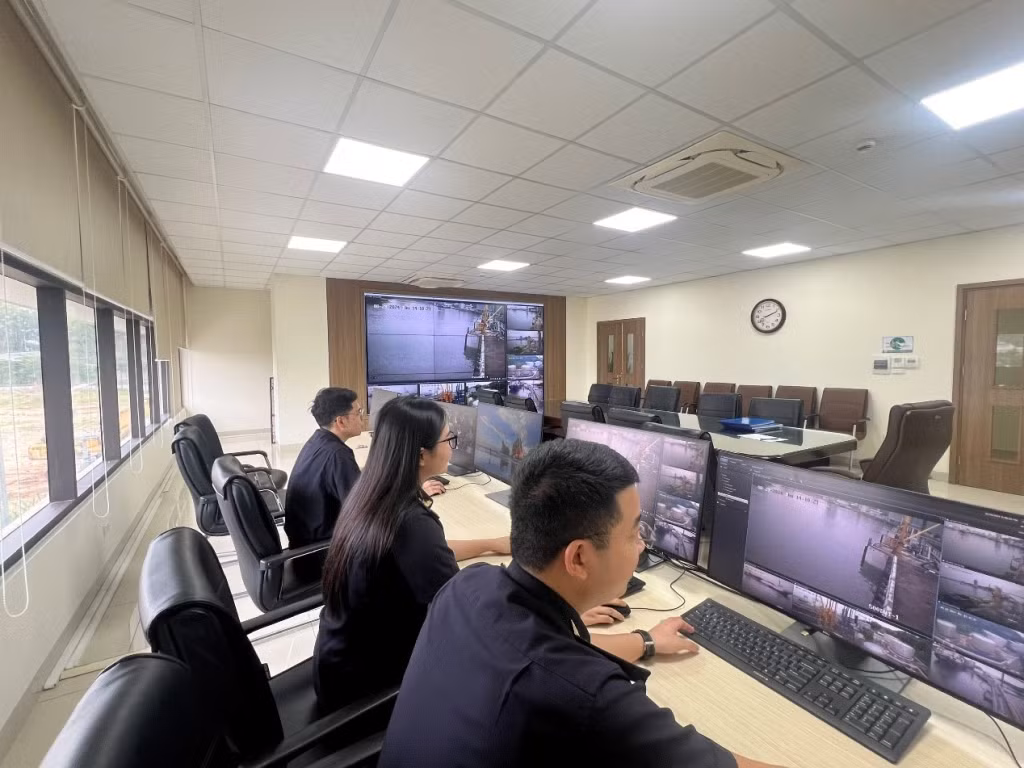 Công chức Chi cục Hải quan cửa khẩu cảng Hòn Gai giám sát hàng hóa tại các kho bãi, cảng biển thông qua hệ thống camera để nâng cao tính tuân thủ của các doanh nghiệp.