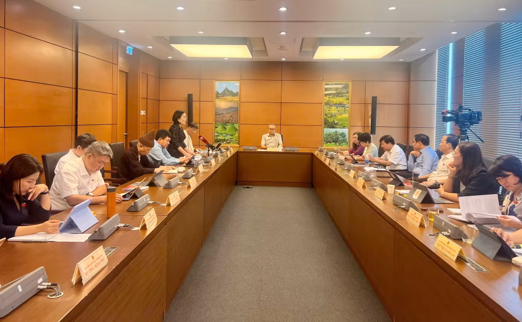 Quang cảnh phiên thảo luận tổ.