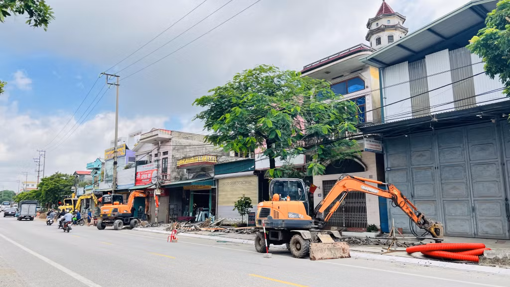 Chi đầu tư thực hiện bằng 32% kế hoạch sau điều chỉnh. (Dự án cải tạo chỉnh trang vỉa hè hai bên đường Trần Hưng Đạo-Hoàng Hoa Thán-Hoàng Văn Thụ đường QL 18 cũ đoạn từ ngã 3 đường tránh Mạo Khê đến đường sắt khu Thọ Tràng-Yên Thọ).