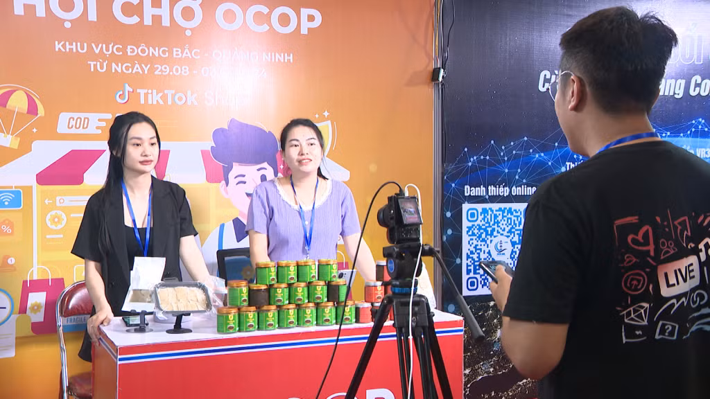 Hoạt động Livestream bán hàng đã quen thuộc với mọi người dân.