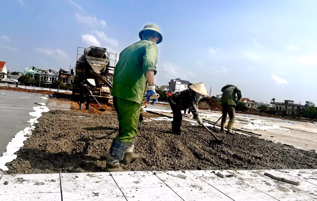 Đơn vị nhà thầu đang tích cực thi công ốp lát đá sân Quảng trường Trung tâm huyện Đầm Hà 28-1.