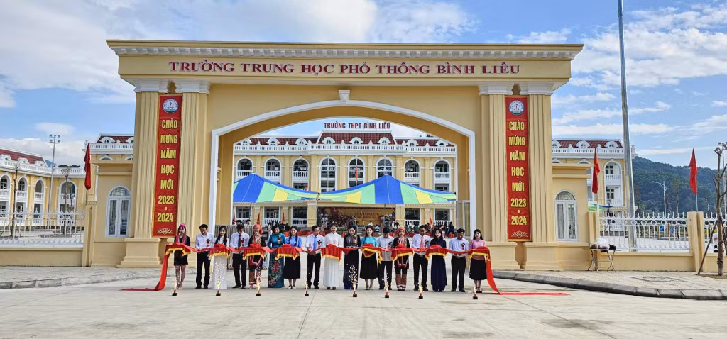 Trường THPT Bình Liêu được xây dựng khang trang, đáp ứng nhu cầu học tập của học sinh trên địa bàn. Ảnh: Công Thành.