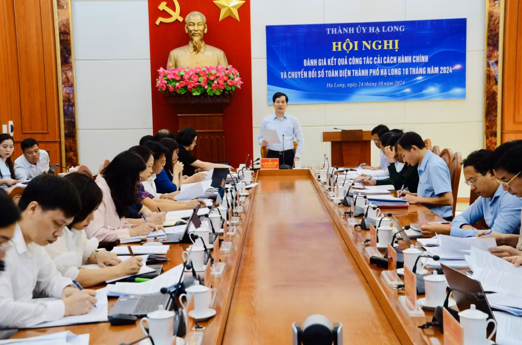 Đồng chí Vũ Quyết Tiến, Uỷ viên Ban Thường vụ Tỉnh uỷ, Bí thư Thành uỷ Hạ Long phát biểu ý kiến chỉ đạo tại hội nghị.