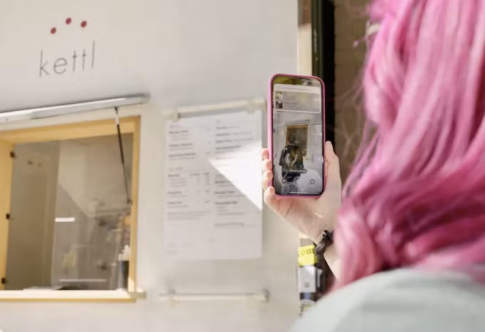 Một người dùng thử tính năng Visual Intelligence bằng iPhone 16. Ảnh: Cnet