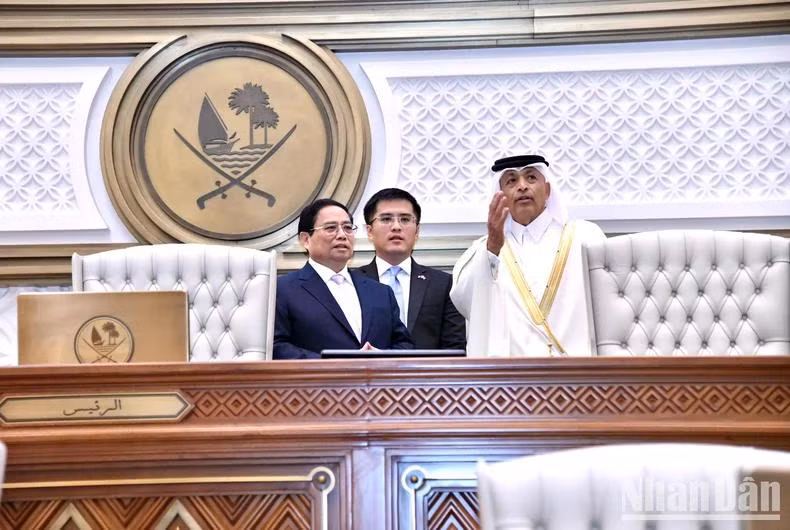 Chủ tịch Quốc hội Qatar Hassan bin Abdulla Al-Ghanim giới thiệu với Thủ tướng Phạm Minh Chính về phòng họp Quốc hội Qatar. (Ảnh: Thanh Giang)