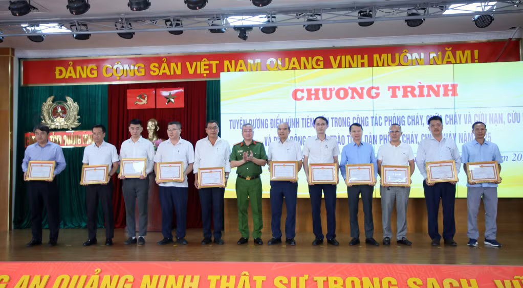 Các cá nhân có đóng góp tích cực vào công tác bảo đảm an toàn PCCC, và phong trào "Toàn dân PCCC" được tuyên dương, khen thưởng.