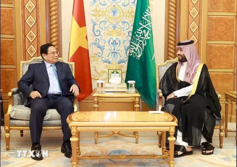 Thủ tướng Phạm Minh Chính gặp Hoàng Thái tử kiêm Thủ tướng Vương quốc Saudi Arabia Mohammed Bin Salman. (Ảnh: Dương Giang/TTXVN)
