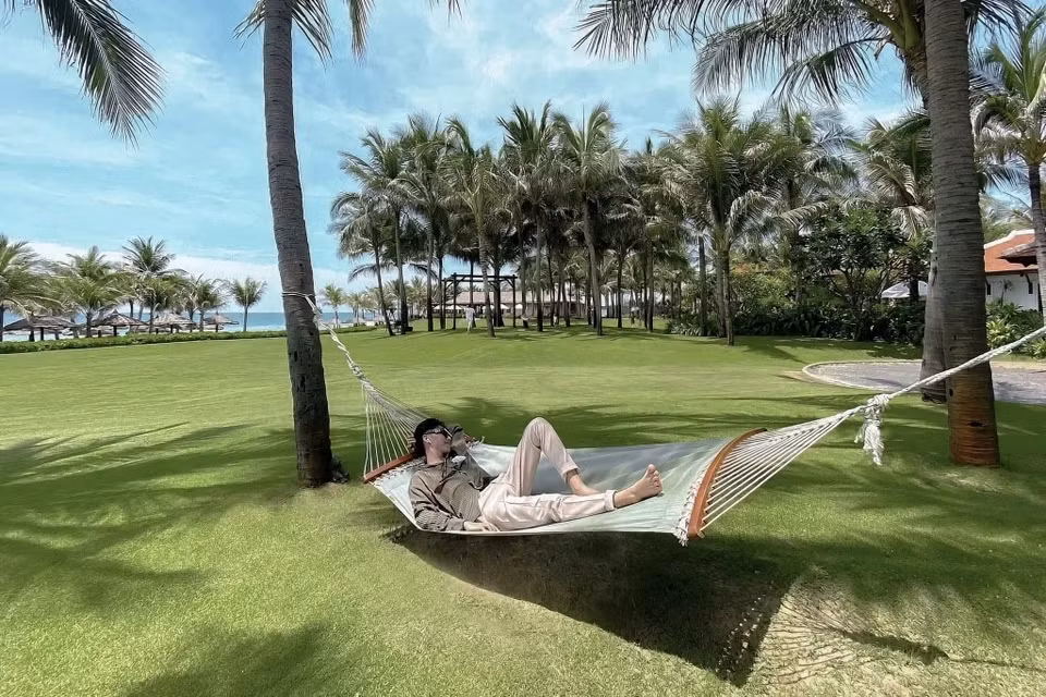 Du khách check-in tại khu nghỉ dưỡng The Anam Cam Ranh. Ảnh: Anh Khoa.