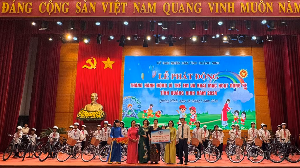 Hội Nữ doanh nhân tỉnh trao tặng 30 xe đạp cho 30 trẻ em có hoàn cảnh khó khăn thuộc TP Hạ Long và TX Quảng Yên (tháng 6/2024).