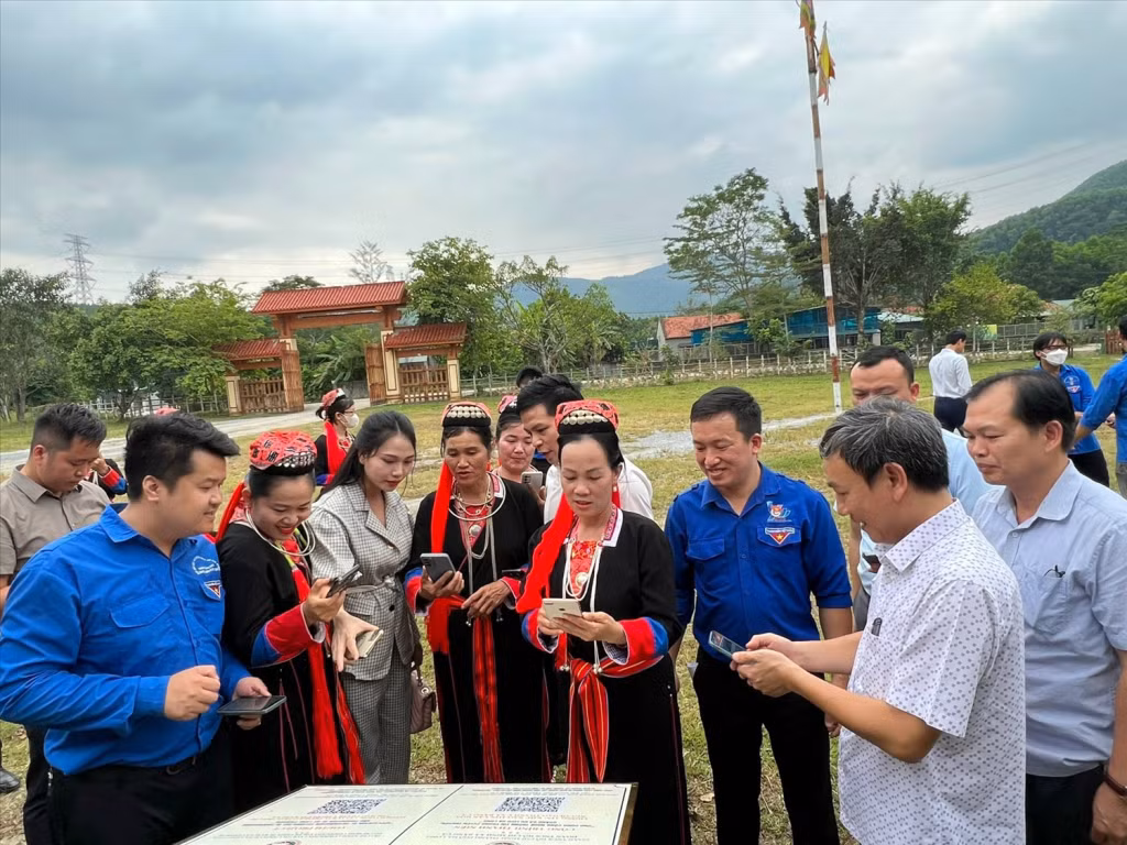 Đoàn thanh niên xã Bằng Cả tổ chức gắn mã QR Code công trình thanh niên 