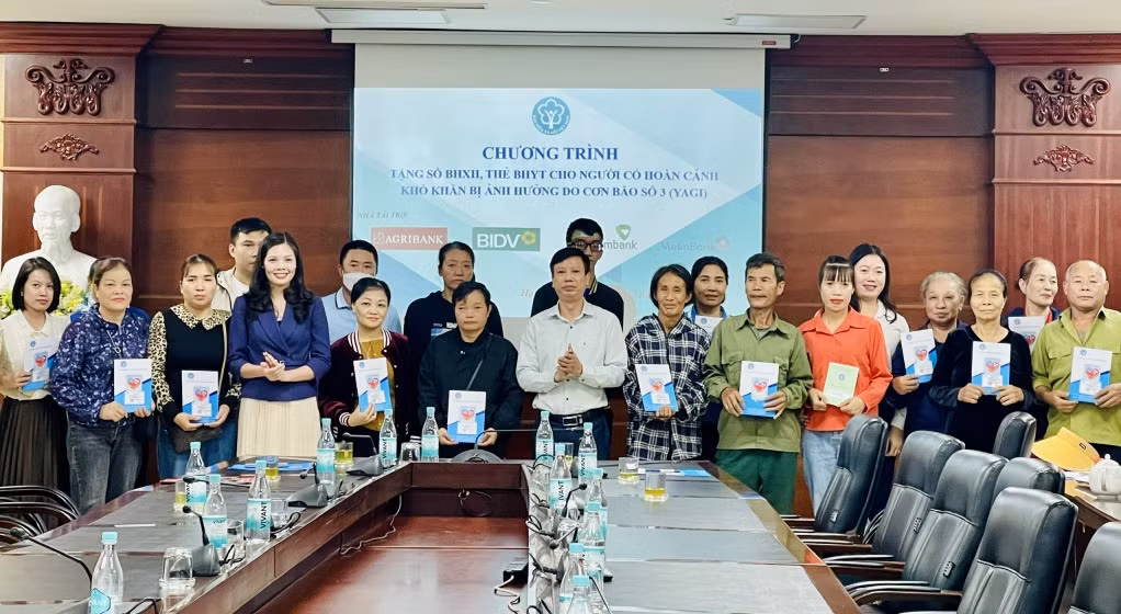 Lãnh đạo BHXH tỉnh cùng đại diện các nhà tài trợ trao tặng thẻ BHYT cho người dân có hoàn cảnh khó khăn trên địa bàn TP Hạ Long.