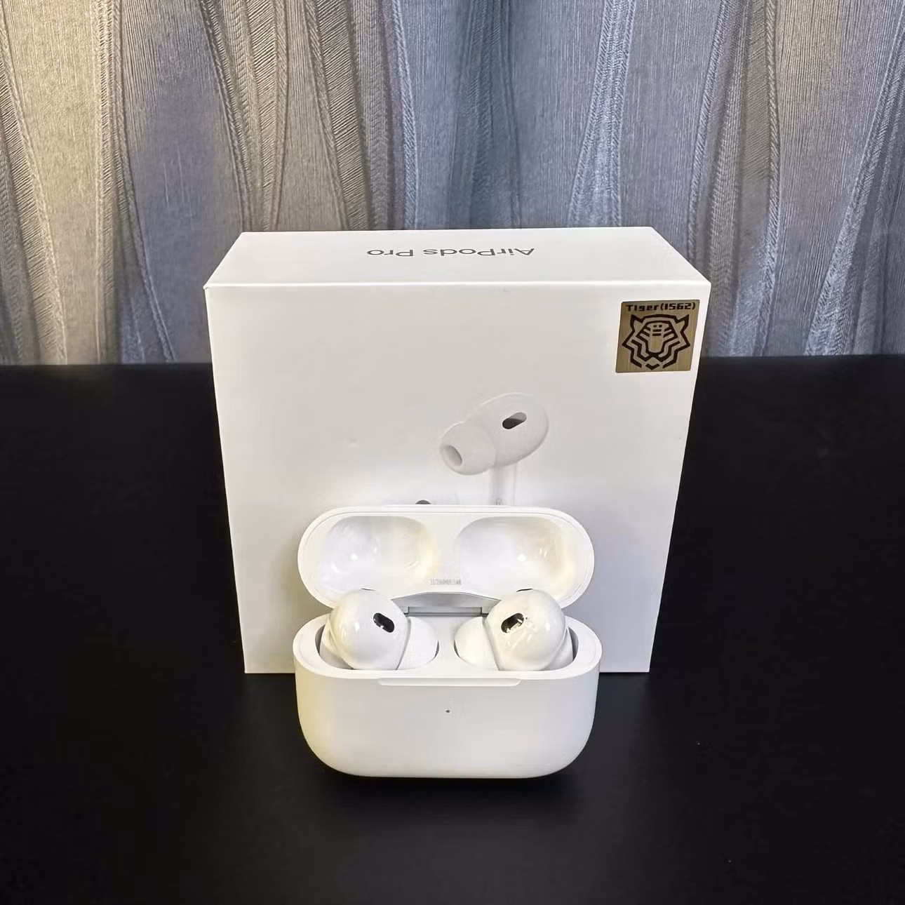 Một chiếc tai nghe AirPods "hổ vằn"