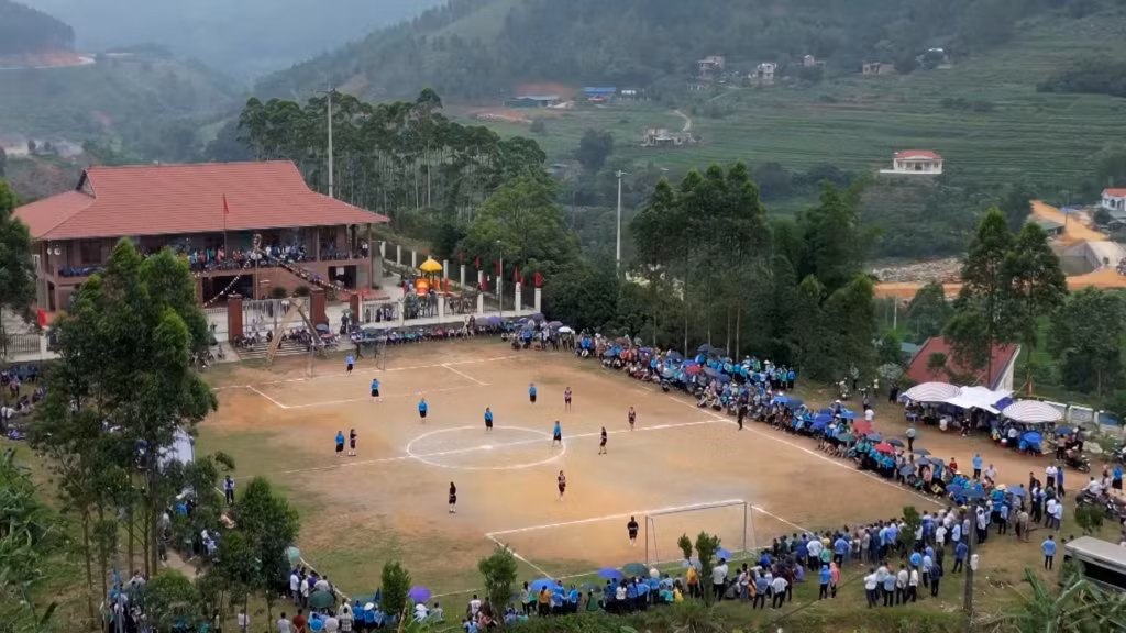 Một trận bóng đá nữ của các cô gái Sán Chỉ ở xã Húc Động, huyện Bình Liêu.