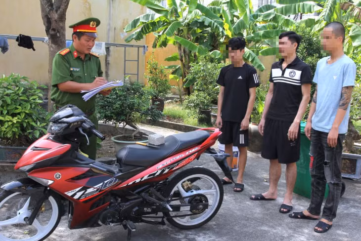 Nhóm người đe dọa dân, đâm trọng thương cán bộ công an xã đã bị khởi tố - Ảnh: N.TÙNG