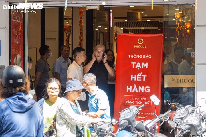 Người dân xếp hàng tại các cửa hàng vàng trên phố Trần Nhân Tông, Hà Nội sáng 24/10.