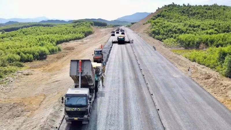 Thi công dự án đường cao tốc bắc-nam đoạn Vân Phong-Nha Trang. (Ảnh TUẤN KHẢI)