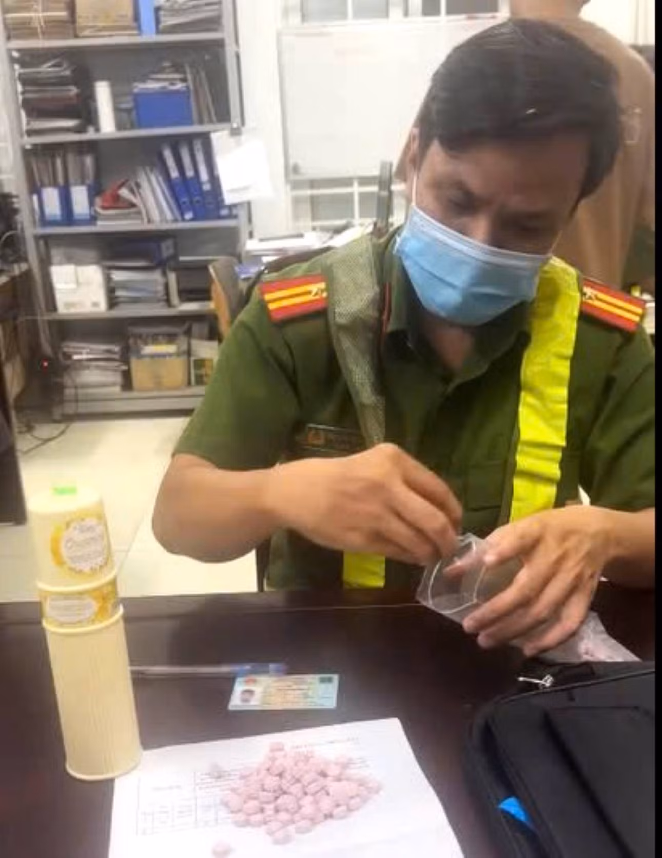 Tang vật phát hiện tại phòng trọ của Lê Duy Thường sau khi bị tổ tuần tra bắt quả tang đối tượng đi giao ma túy. Ảnh: Phương Linh
