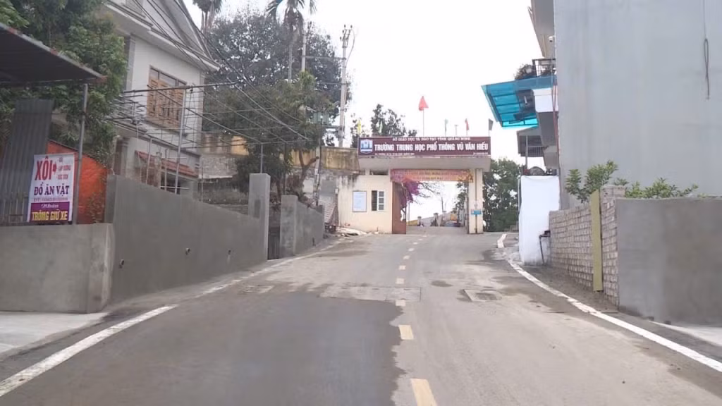 Con đường mới, khang trang dẫn vào Trường THPT Vũ Văn Hiếu (phường Hà Tu).